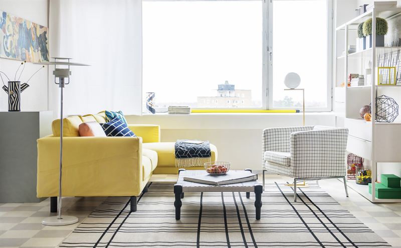 Желтый диван в скандинавском дизайне