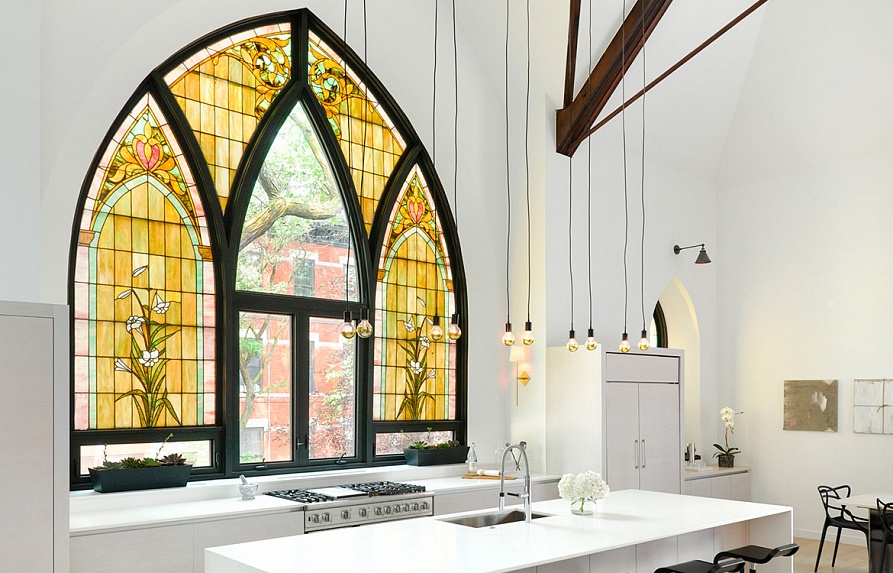 Нестандартное оконное полотно в кухне, выполненной в скандинавском стиле